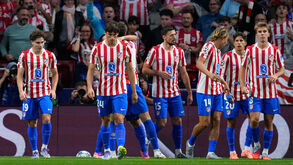 Jogadores do At. Madrid festejam frente ao Eint. Frankfurt