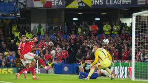 O autogolo de Richard Ríos que colocou o Chelsea a vencer o Benfica
