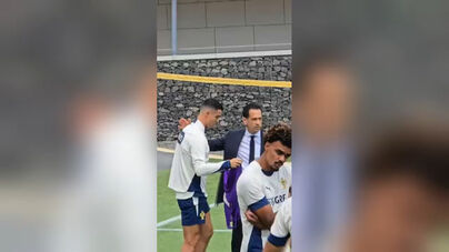 Pedro Proença à conversa com Cristiano Ronaldo no treino da Seleção