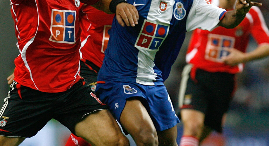 Anderson (à direita) numa disputa de bola com Katsouranis (à esquerda) num clássico entre FC Porto e Benfica