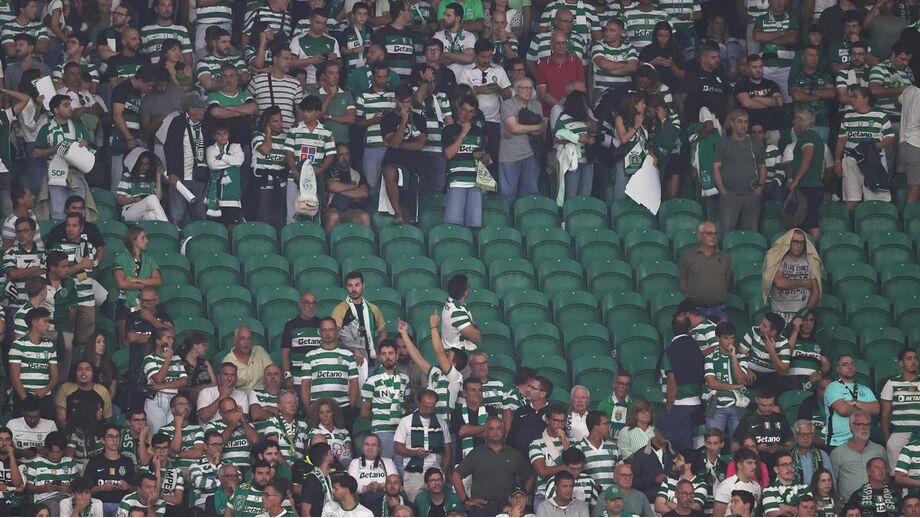 O momento em que adeptos do Sporting foram obrigados a sair do setor que ocupavam devido à queda de vidros
