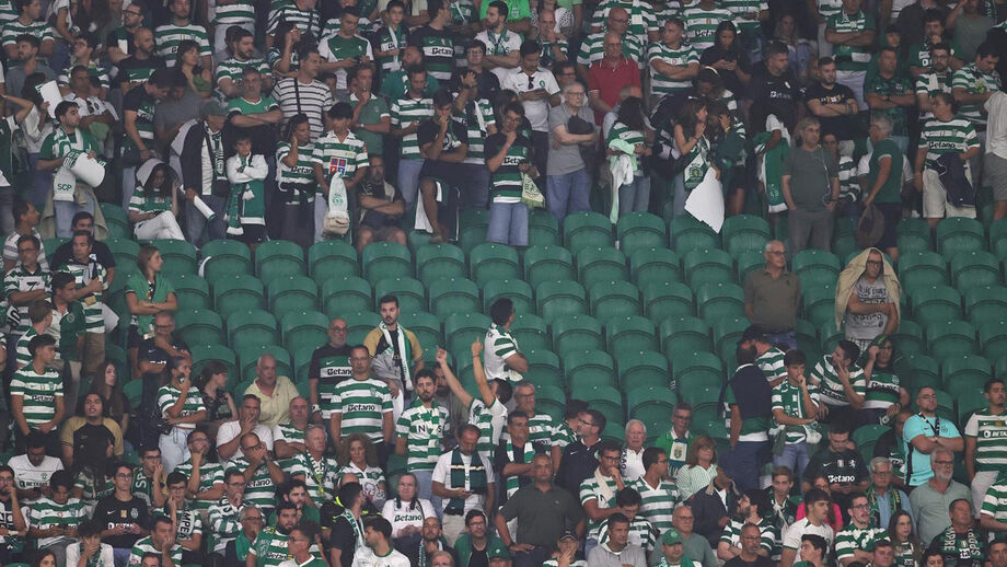 O momento em que adeptos do Sporting foram obrigados a sair do setor que ocupavam devido à queda de vidros
