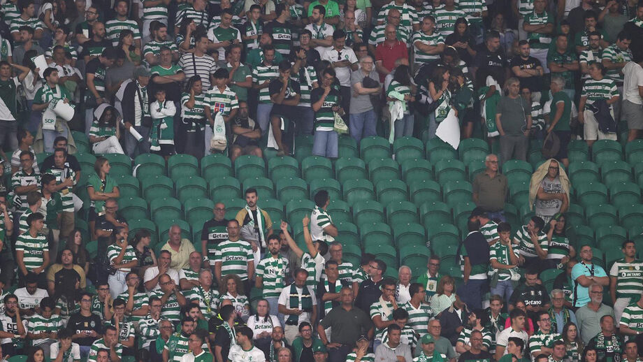 O momento em que adeptos do Sporting foram obrigados a sair do setor que ocupavam devido à queda de vidros
