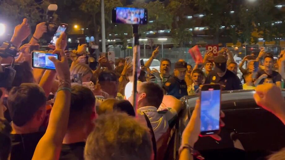 Dezenas e dezenas de pessoas não quiseram perder o regresso do internacional brasileiro, agora em definitivo