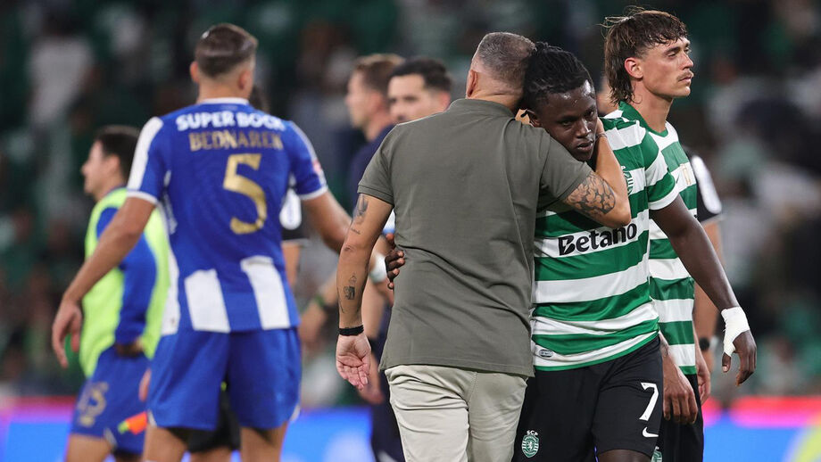 Rui Borges abraça Geovany Quenda depois da derrota frente ao FC Porto