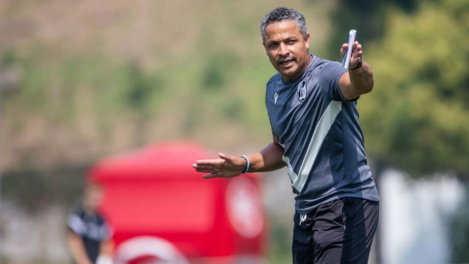 Leonel Olímpio integra equipa técnica do V. Guimarães
