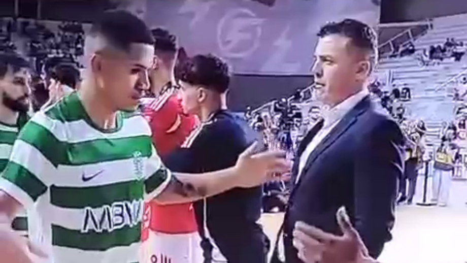 Raul Moreira não cumprimentou adversários, ao contrário dos jogadores das águias