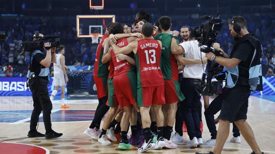 Portugal celebra a vitória frente à Estónia no EuroBasket