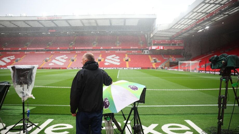 Transmissão de jogo de futebol em Inglaterra captada por câmaras de TV