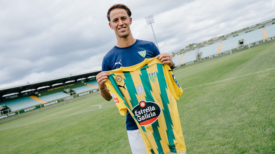 Hugo Félix posa com a camisola do Tondela