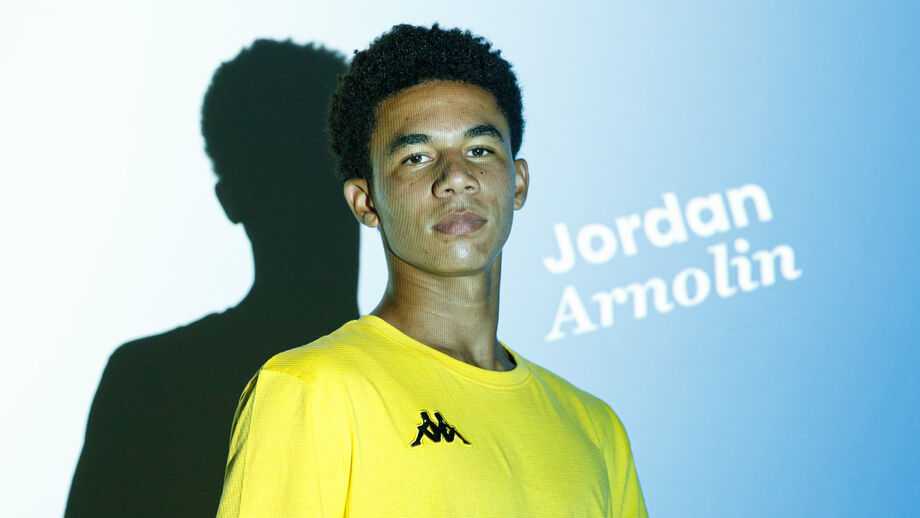 Central Jordan Arnolin renova contrato com o Estoril