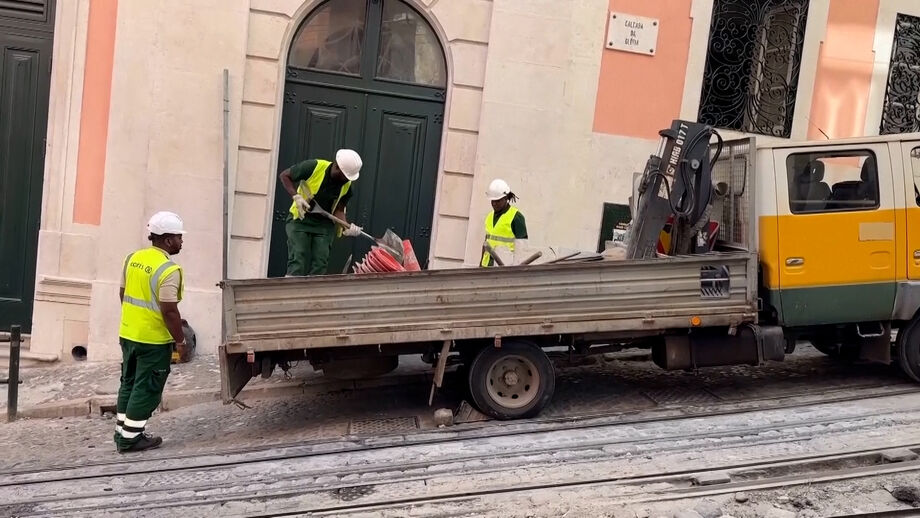 Estrada onde Ascensor da Glória descarrilou está fechada temporariamente