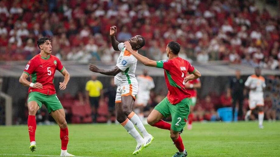 Jogadores de Marrocos e Níger lutam pela posse de bola