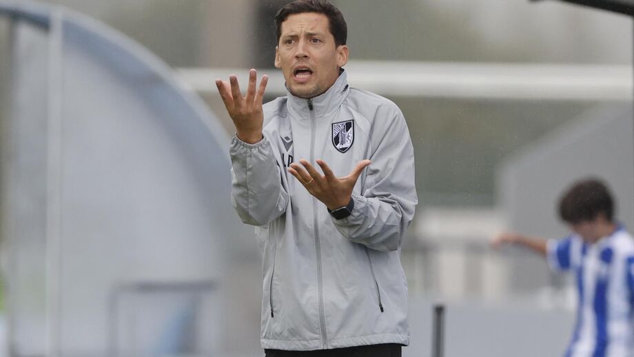 Luís Pinto a gesticular durante jogo do V. Guimarães