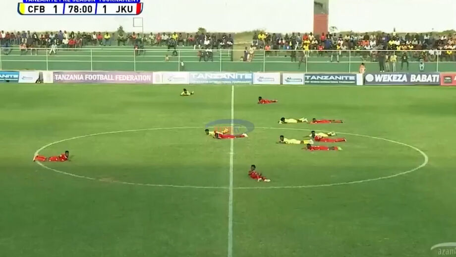 Jogadores, árbitros, suplentes, apanha-bolas e até o operador de câmara: foi tudo para o chão!