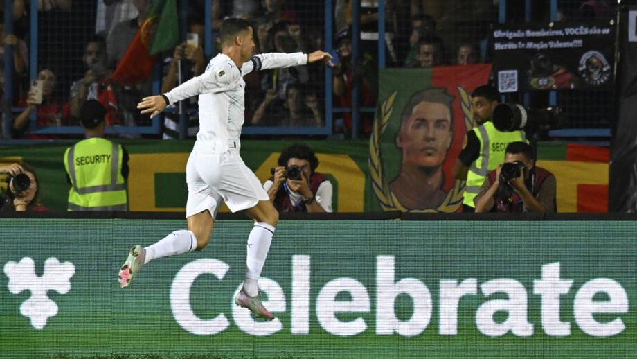 Cristiano Ronaldo celebra golo na partida frente à Arménia