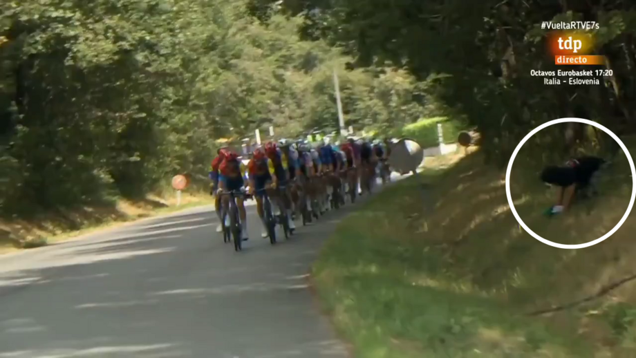 Homem, que estava escondido, acabou por cair antes de se intrometer no grupo perseguidor, mas provocou distração entre os atletas