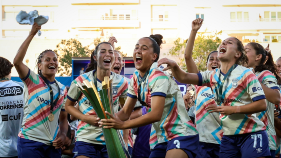 Torreense vence Benfica. Jogadoras festejam a vitória