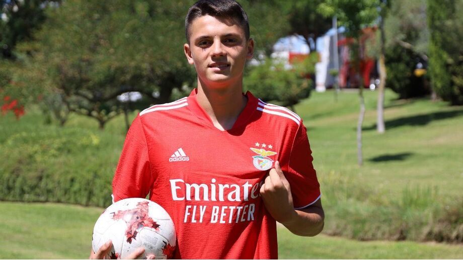 Mario Tudose no dia em que foi contratado pelo Benfica, em 2021
