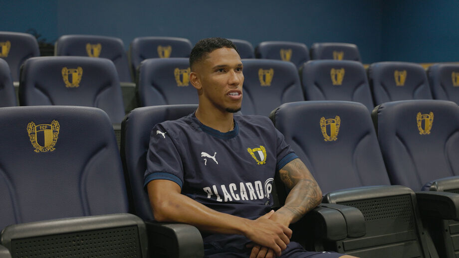 Jogador do Famalicão falou, em entrevista a Record, sobre a relação que tem com a progenitora