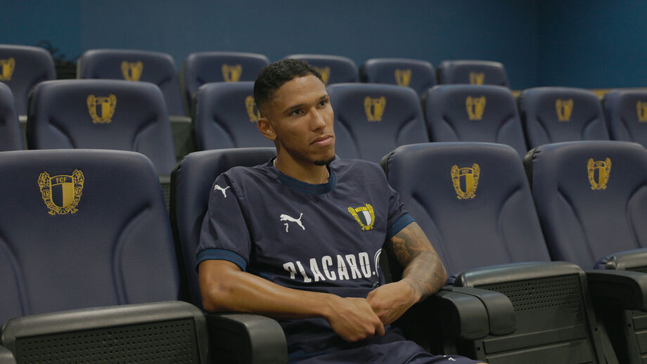 O extremo do Famalicão assumiu, em entrevista a Record, ser fã do craque do Santos