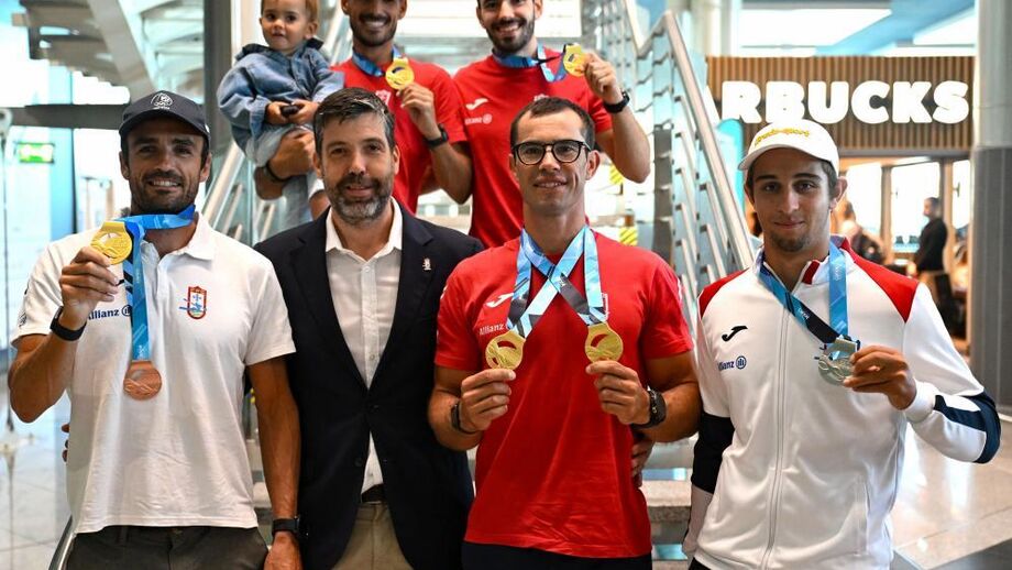 Rui Lacerda (E), Ricardo Coelho (D), e em baixo José Ramalho (E), o presidente da Federação, Ricardo Machado (2E), Fernando Pimenta (C) e Leonardo Barbosa (D) à chegada da Hungria