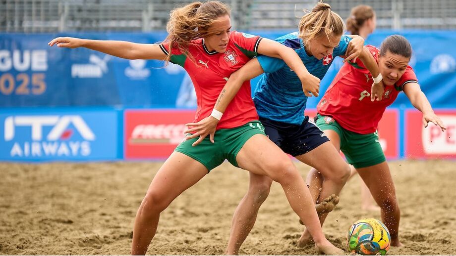 Seleção feminina de futebol de praia em ação frente à Suíça