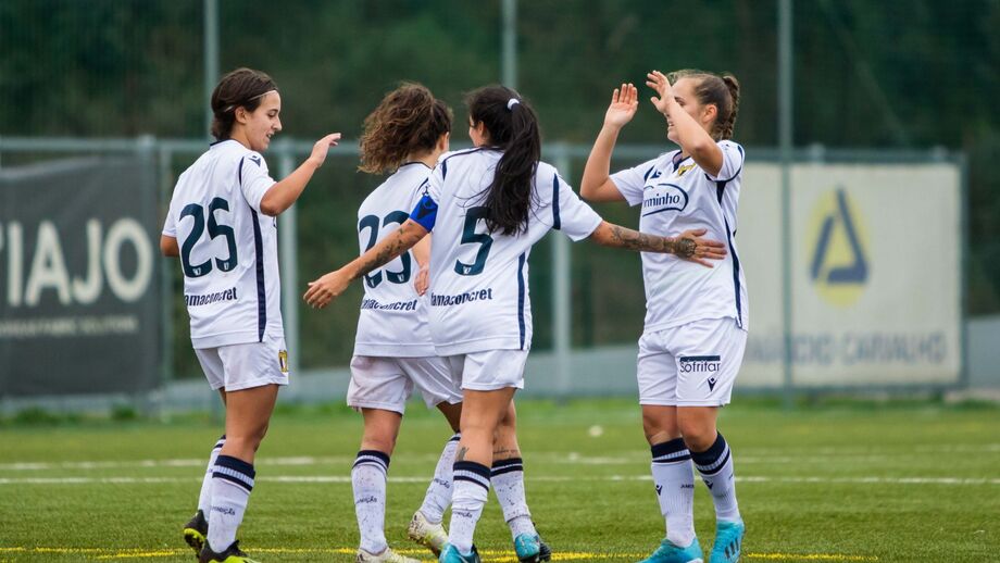 Jogadoras do Famalicão celebram no campo
