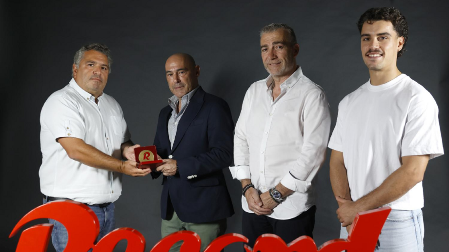 Bernardo Ribeiro entregou Record de Ouro à Seleção que se fez representar por Luís Sénica, Pauo Freitas e Rafa Bessa