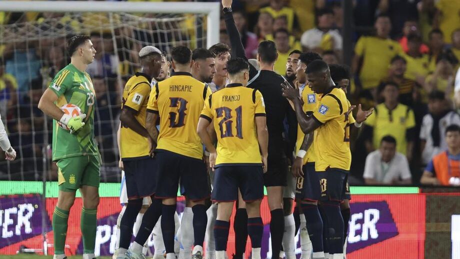 Otamendi vê vermelho direto em jogo do Equador contra a Argentina.
