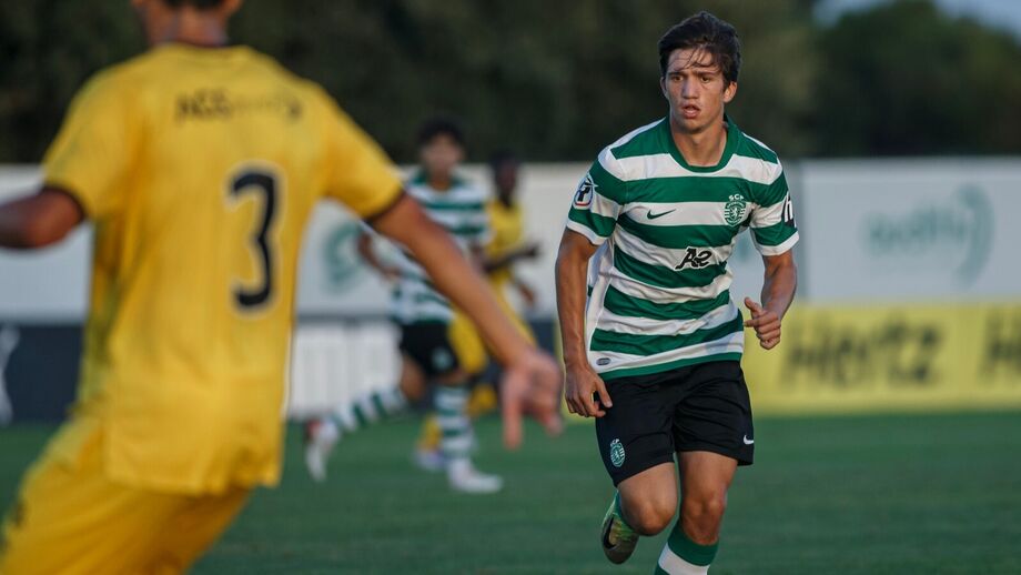 Diogo Martins tem 18 anos e o "sonho de chegar à equipa principal" mas "sem descurar os estudos"