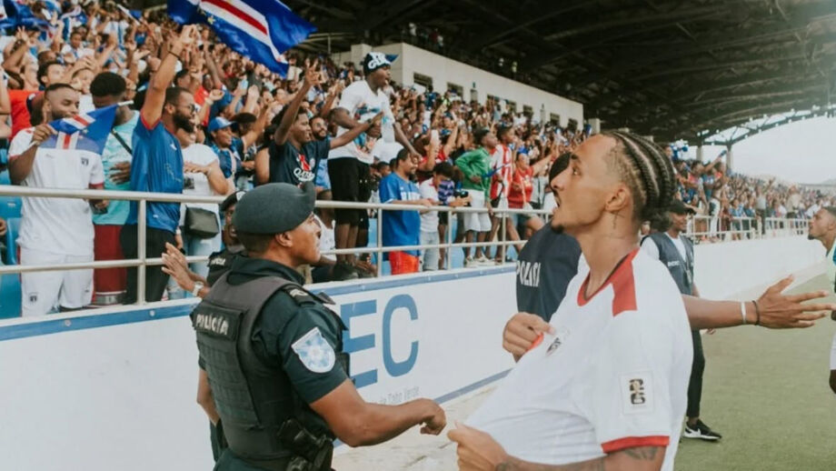 Dailon festeja com adeptos após golo decisivo contra os Camarões 