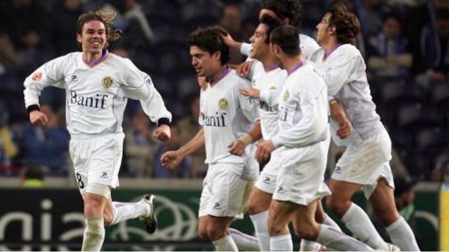 Bruno festeja com companheiros do Nacional na goleada no Dragão em 2005