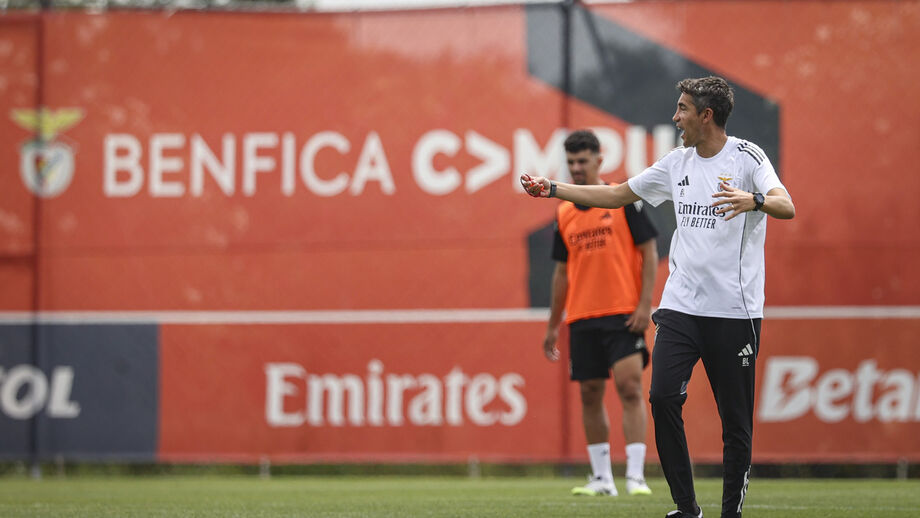 Bruno Lage a orientar o treino do Benfica