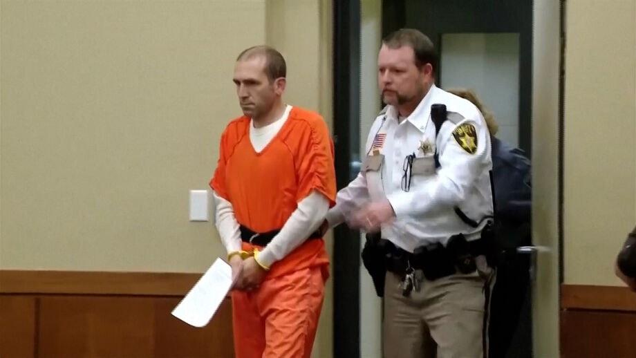 Ryan Borgwardt deixou o caiaque virado e as roupas num lago, no Wisconsin