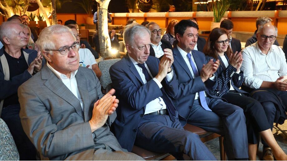 António Tavares entre a plateia durante a apresentação do livro 'Capitão de Abril, André Villas-Boas e a revolução inacabada'