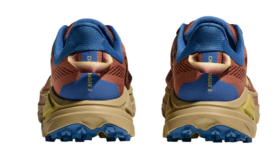 Na parte do calcanhar há uma alça que facilita o calçar das sapatilhas