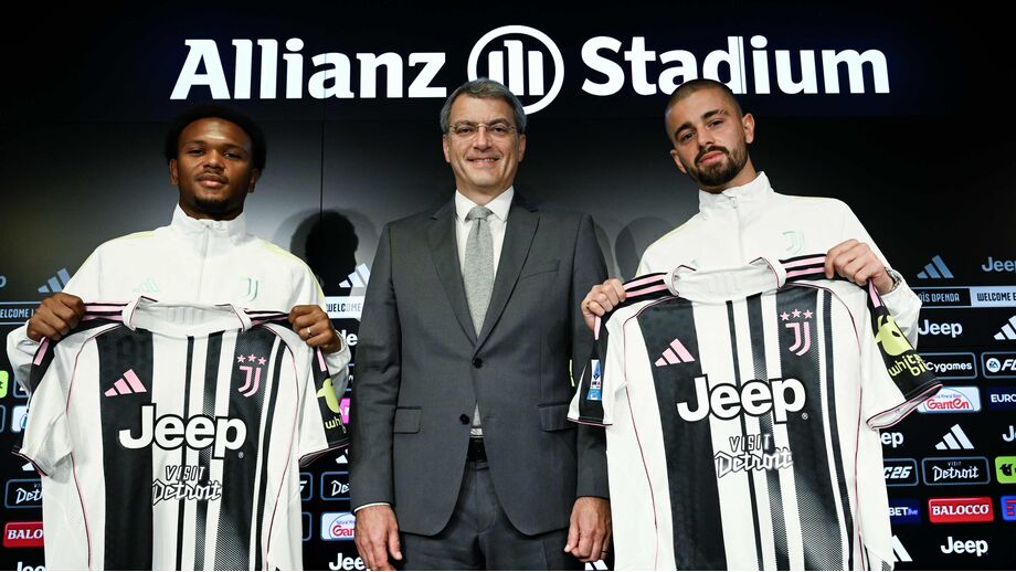 Juventus apresenta Openda (à esquerda) e Zhegrova (à direita)