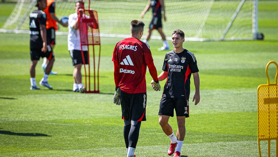 Trubin e Sudakov à conversa durante o treino do Benfica