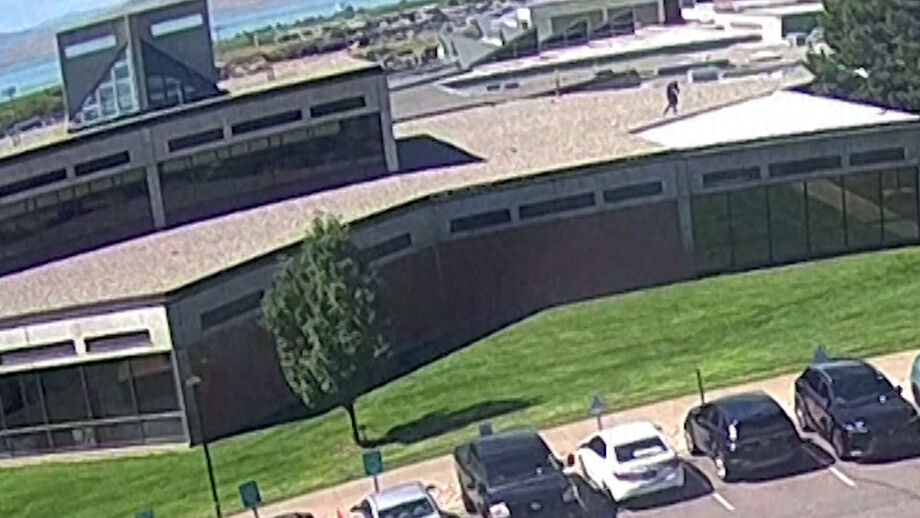 Conservador aliado de Trump baleado enquanto discursava