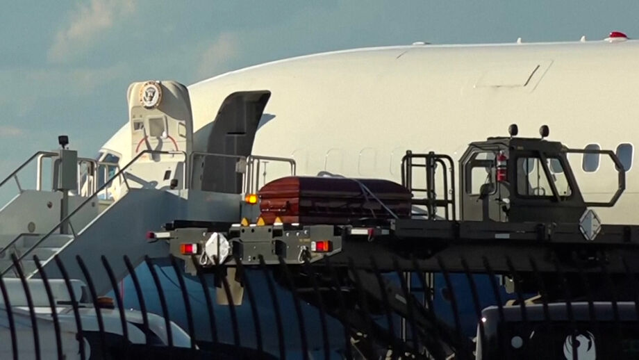 Corpo do ativista conservador transportado em avião da Força Aérea
