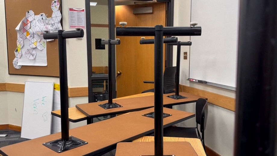 Cadeiras usadas para bloquear as portas