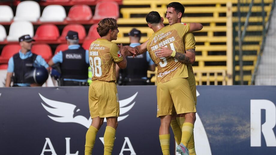 Farense vence Leixões por 2-0