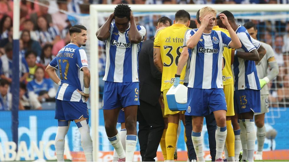 Froholdt e Samu levam as mãos à cabeça após lesão de Nehuén Pérez no FC Porto-Nacional