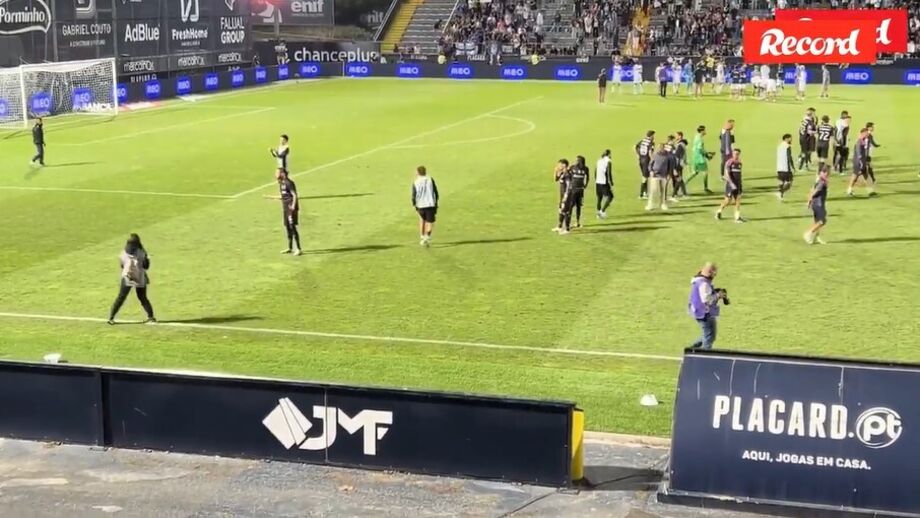 Adeptos famalicenses atiraram algo para o relvado