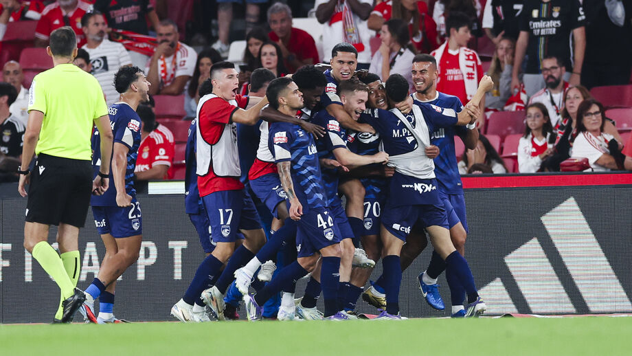 Jogadores do Santa Clara comemoram golo marcado na Luz