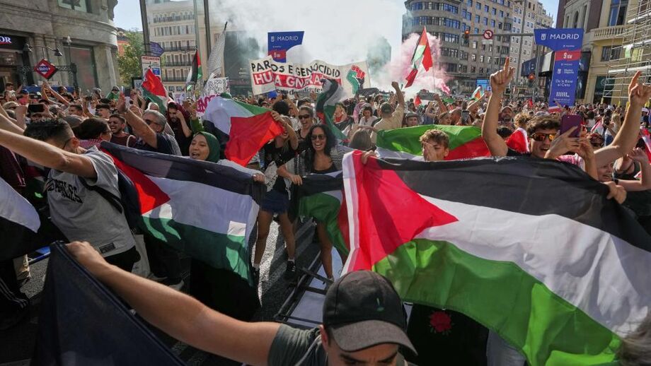 Milhares protestam em Madrid contra o genocídio em Gaza e interrompem a Volta a Espanha