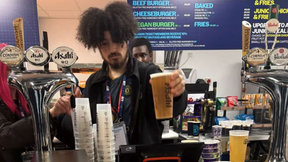 Man. City despede funcionário de bar do Etihad por estar com polo do... Man. United