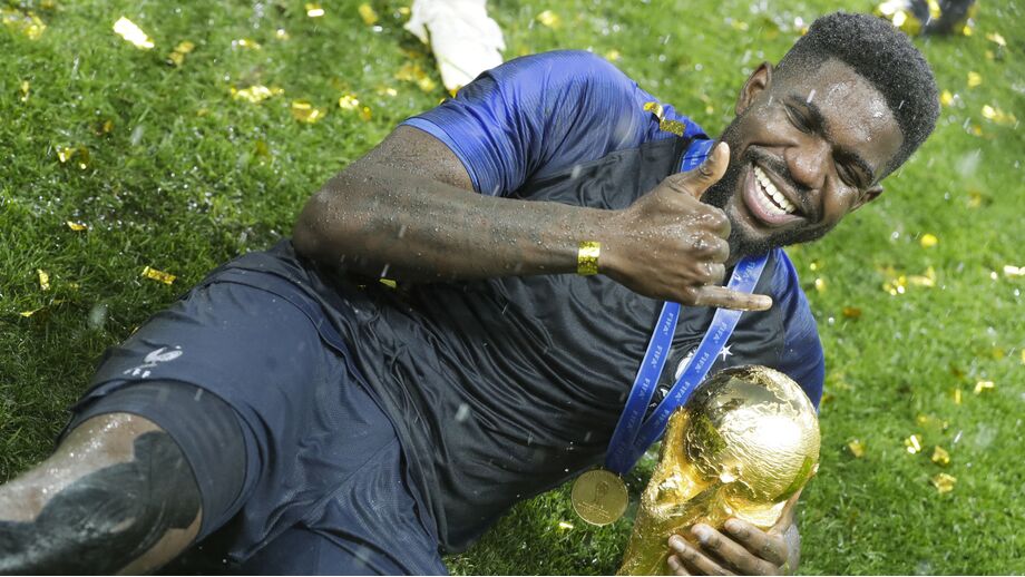 Samuel Umtiti com o troféu de campeão do mundo conquistado em 2018