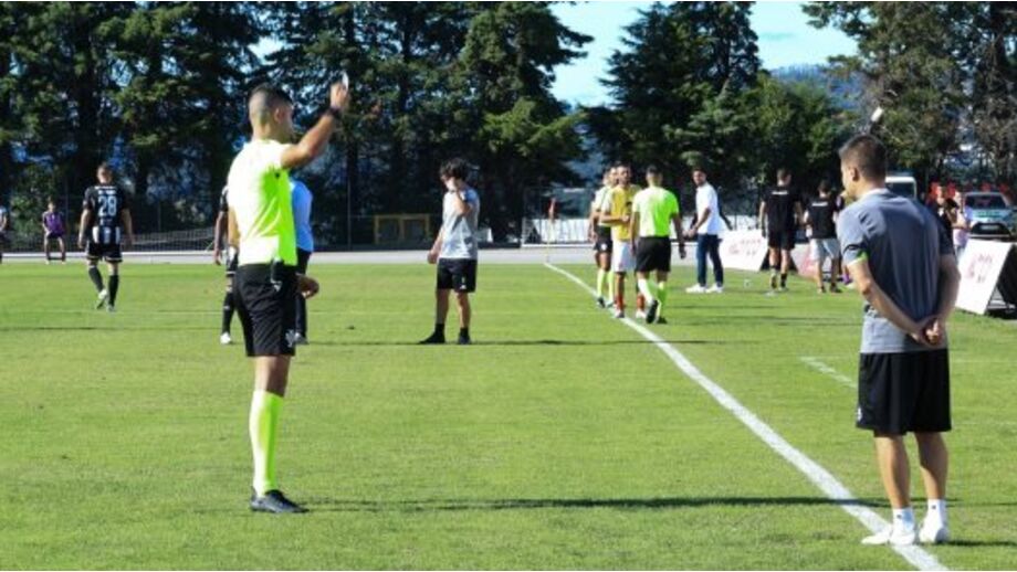 Equipa médica do Amarante recebe cartão branco após prestar assistência a um adepto